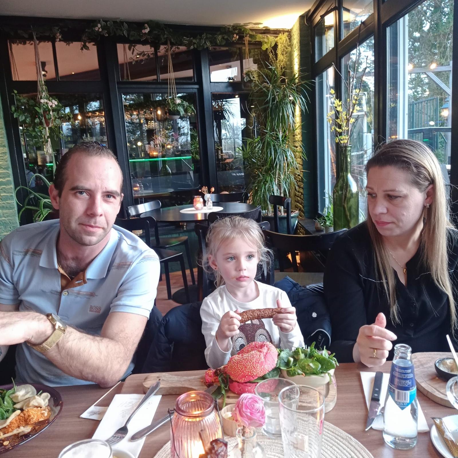 Melvin, Melody en Marijke aan tafel