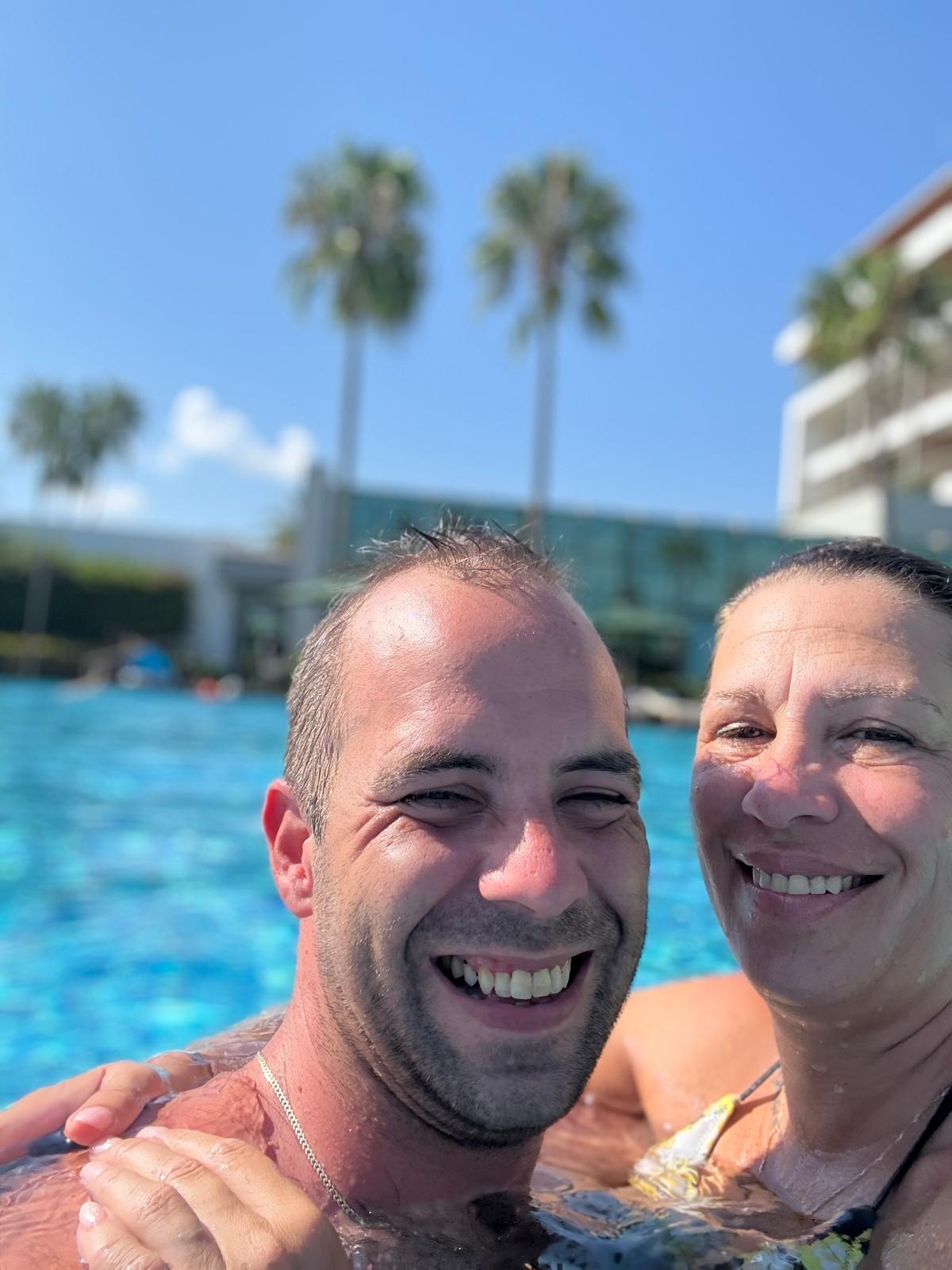 Marijke en Melvin in het zwembad